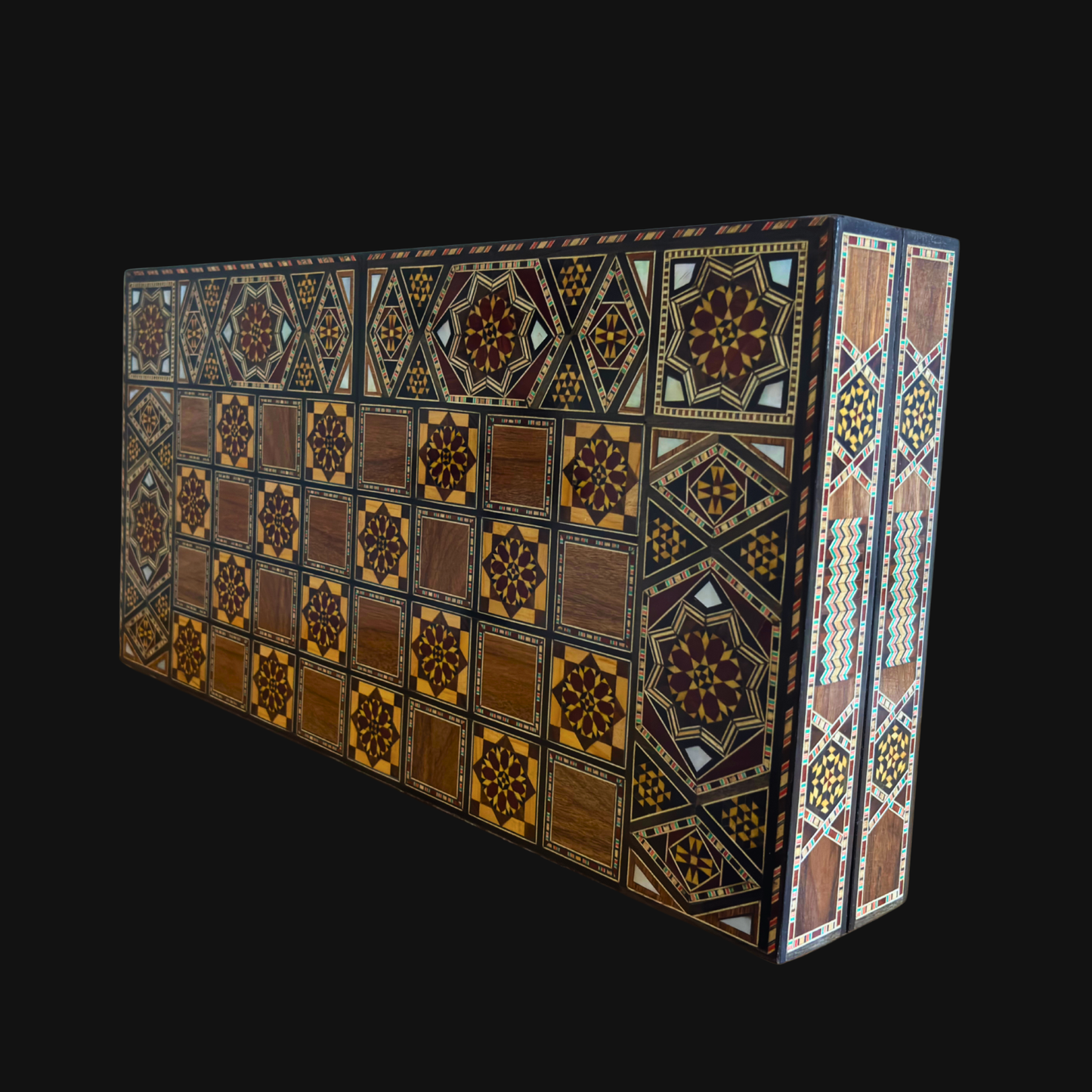 Table de Backgammon et d’Échecs Damasquinée Faite à la Main par Gaby Al Dayeh – Chef-d’Œuvre Incrusté de Nacre