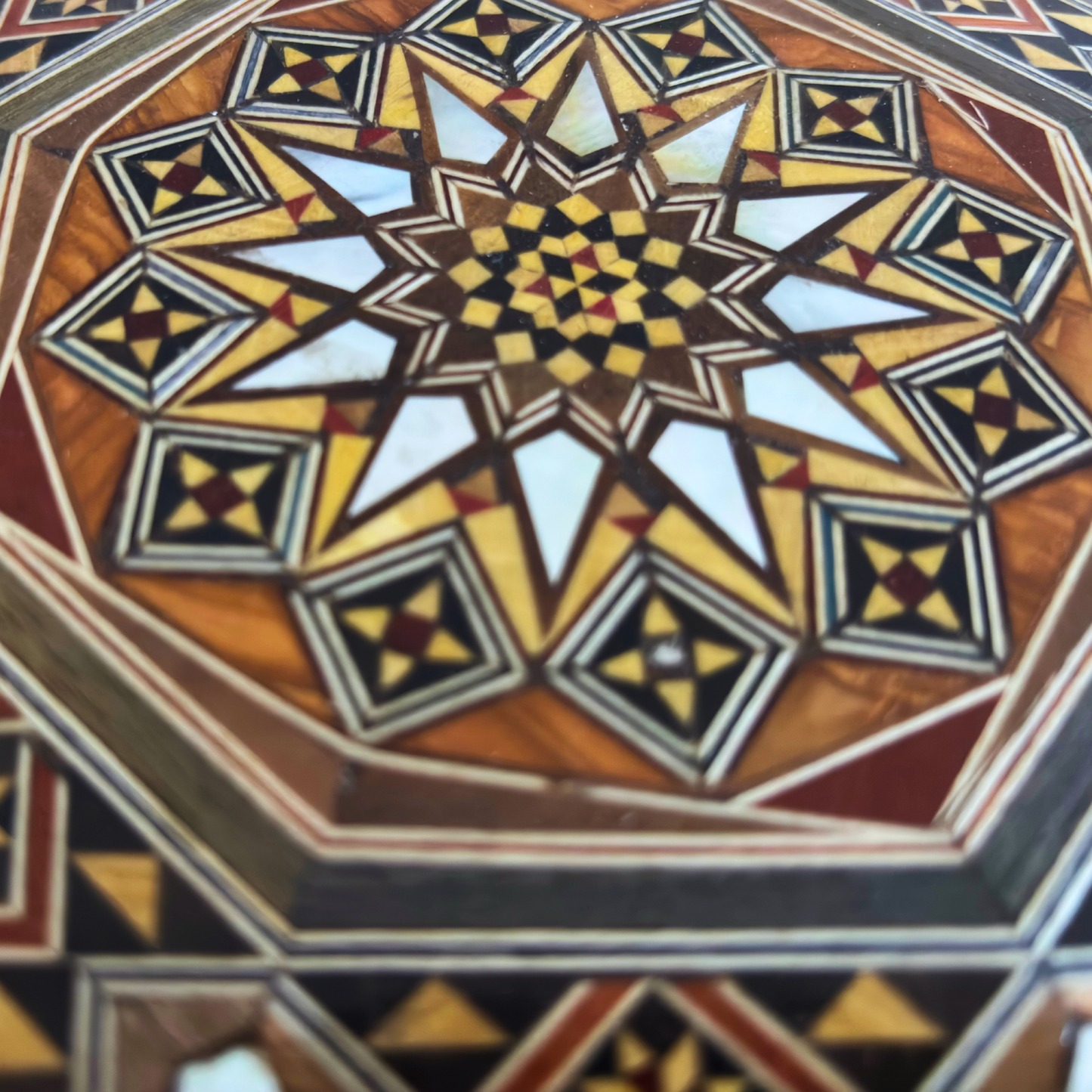Elegante achthoekige Damascene mozaïekdoos – Handgemaakt hout met parelmoer inleg