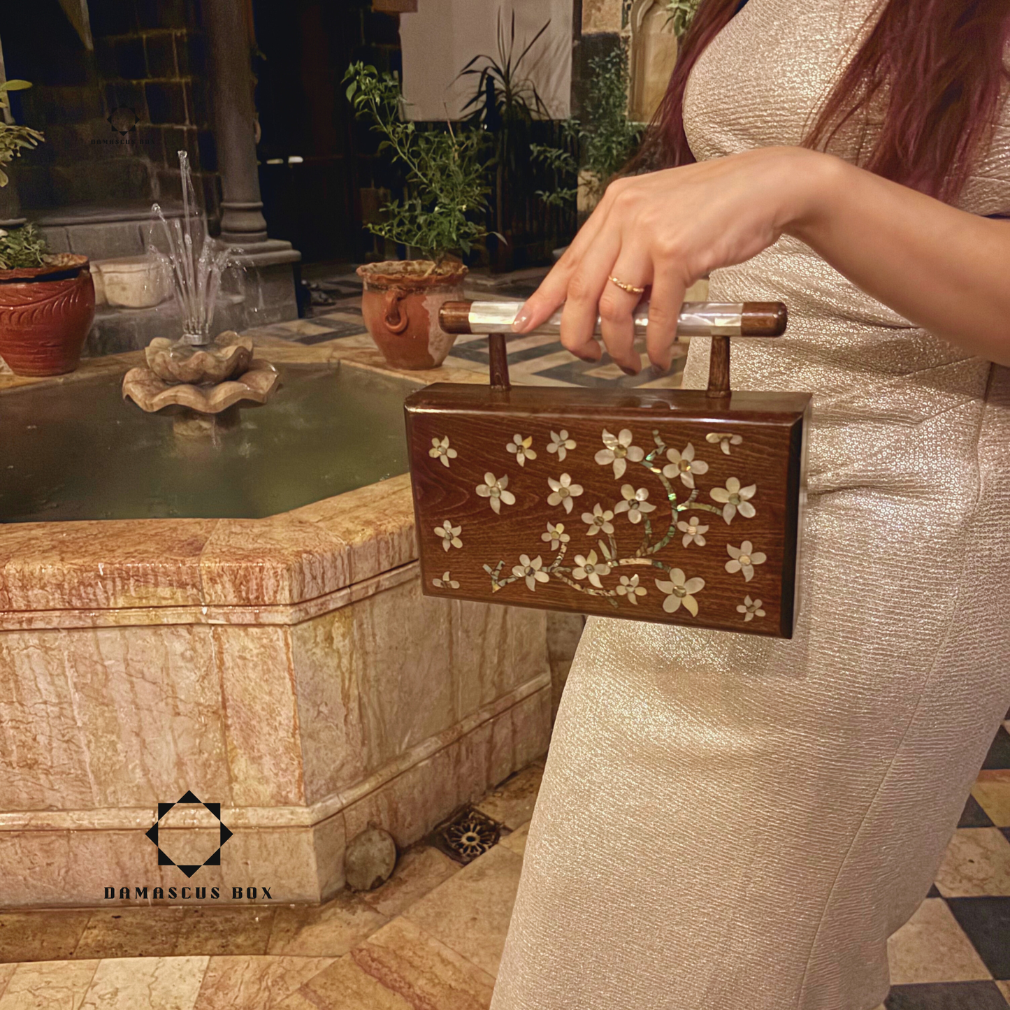 Der Jasmin von Damaskus – Handgefertigte Damaszener Clutch aus Nussbaumholz mit Perlmuttintarsien & Brokatfutter