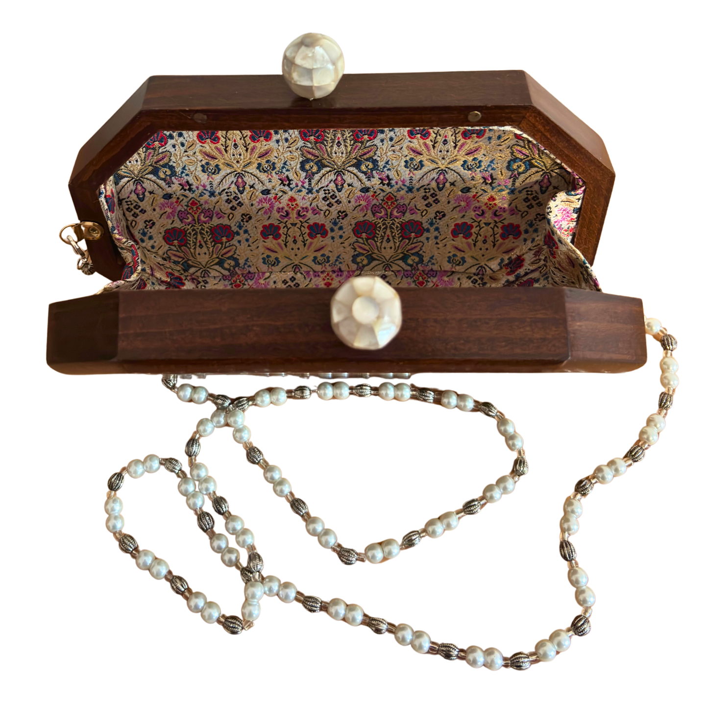 O Sussurro das Rosas – Bolsa Damasquina de Nogueira com Rosas em Madrepérola e Corrente de Pérolas
