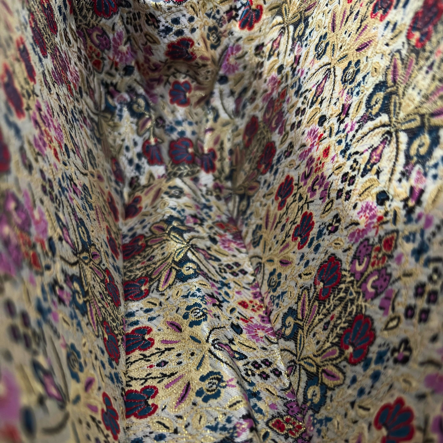 O Sussurro das Rosas – Bolsa Damasquina de Nogueira com Rosas em Madrepérola e Corrente de Pérolas