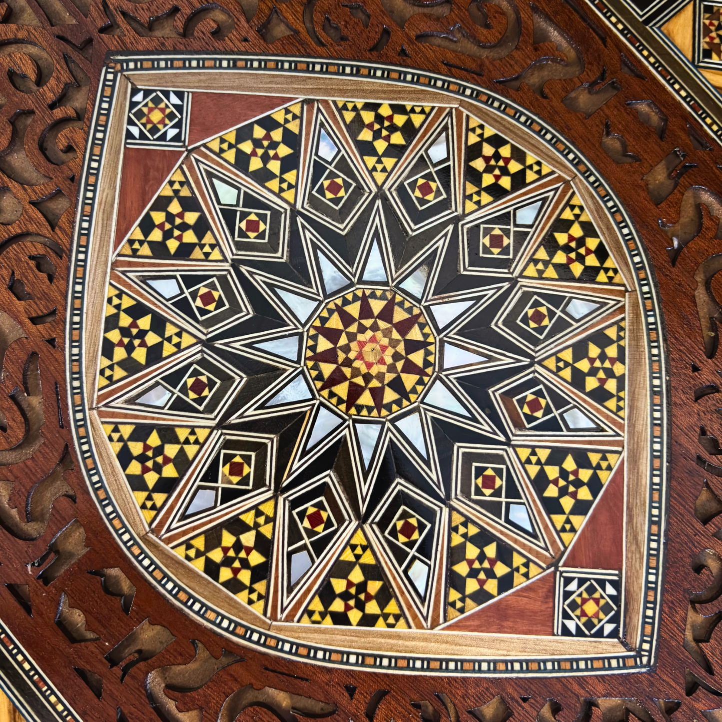 Luxuriöses Mosaik-Serviertablett aus Damaskus – Perlmutt & Handgeschnitzte Details