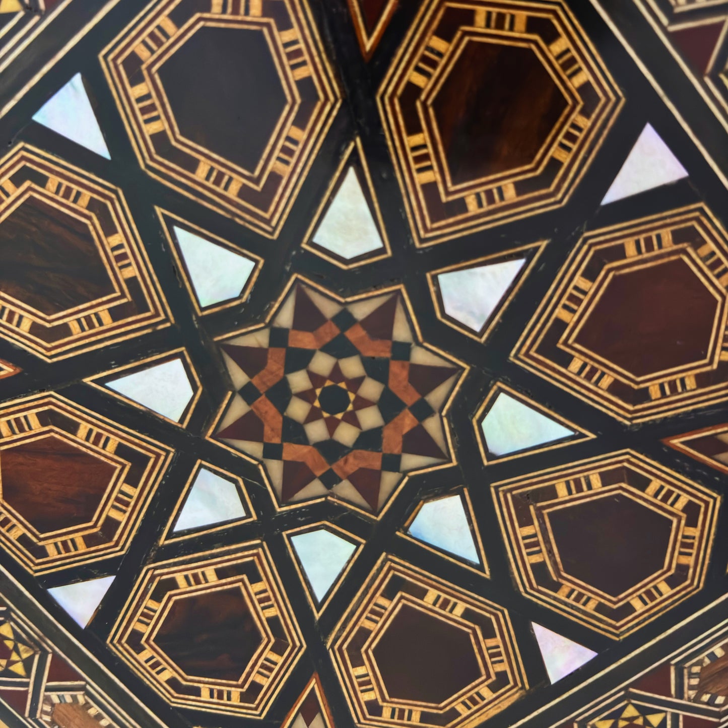 Caixa de Mosaico Damasquina Feita à Mão pelo Mestre Gaby Al Dayeh – Madrepérola e Veludo