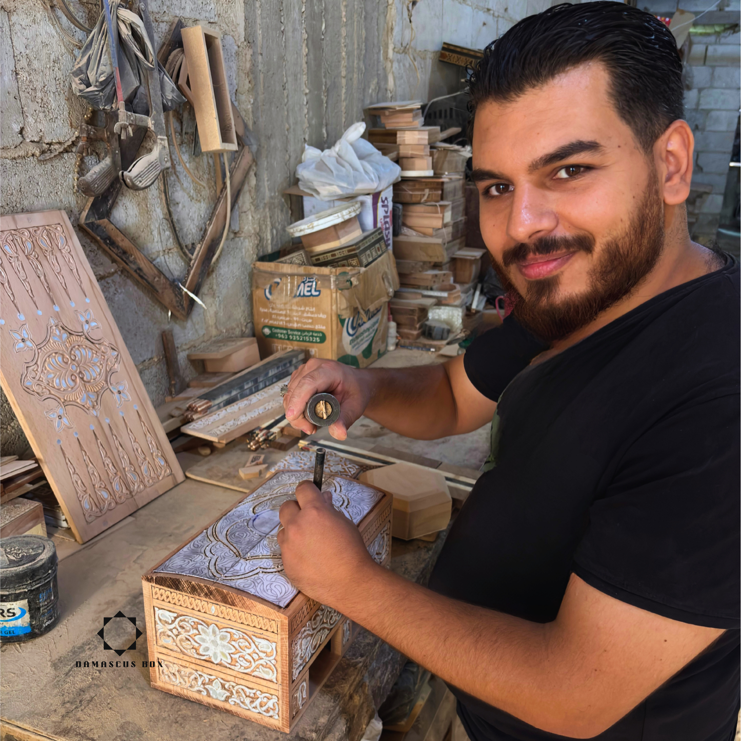 Handgeschnitzte Taschentuchbox aus Buchenholz mit Perlmuttintarsien – Edles Walnuss-Finish