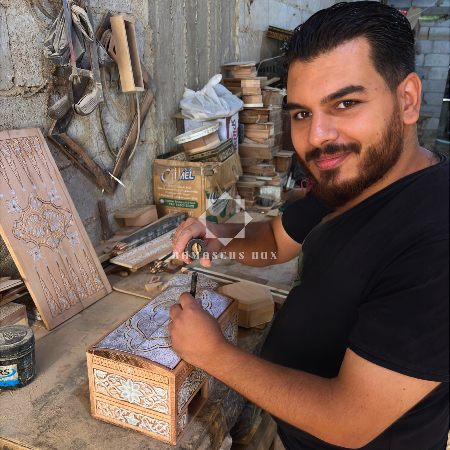 Caixa de Faia Talhada à Mão – Madrepérola e Acabamento Nogueira