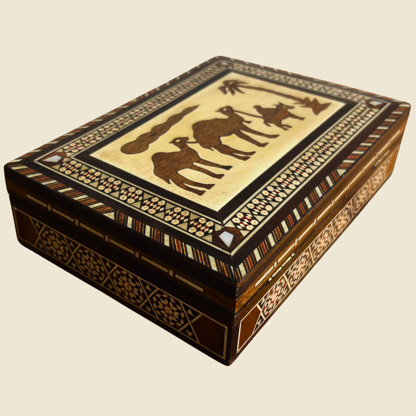 1970 Vintage Deve Mozaik Takı Kutusu – Sedef Kakmalı Şam El Sanatı