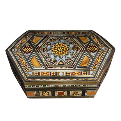 Luxe Damascene mozaïekdoos met echte parelmoerinleg en wijnrood fluwelen interieur.