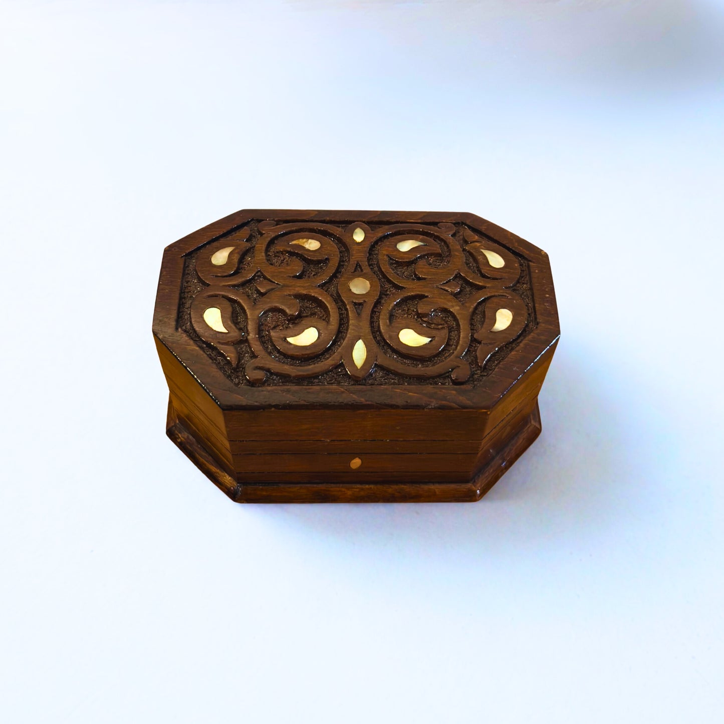 Ręcznie Rzeźbione Pudełko z Buku – Masa Perłowa i Wykończenie Orzechowe