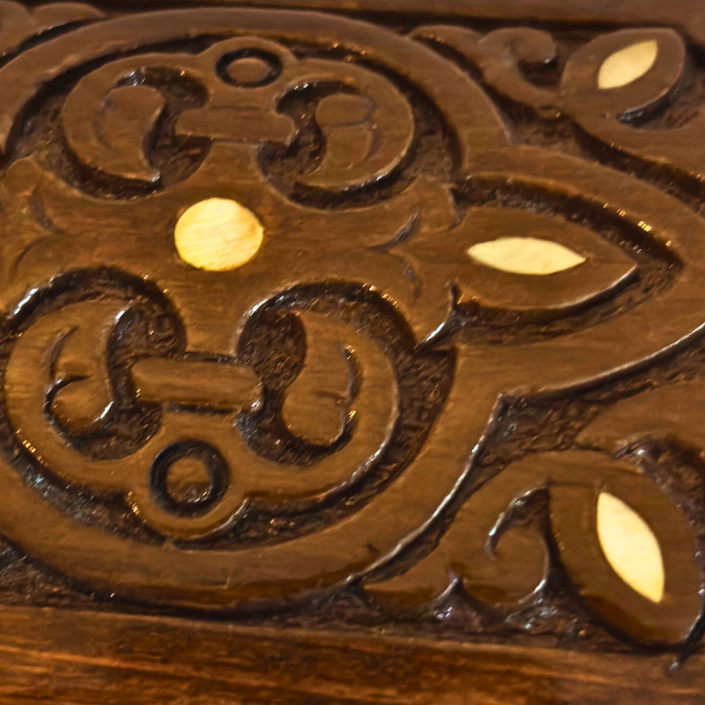 El Oyması Kayın Ahşap Kutu – Sedef ve Kadife Astar, Zamansız Doğu Tasarımı