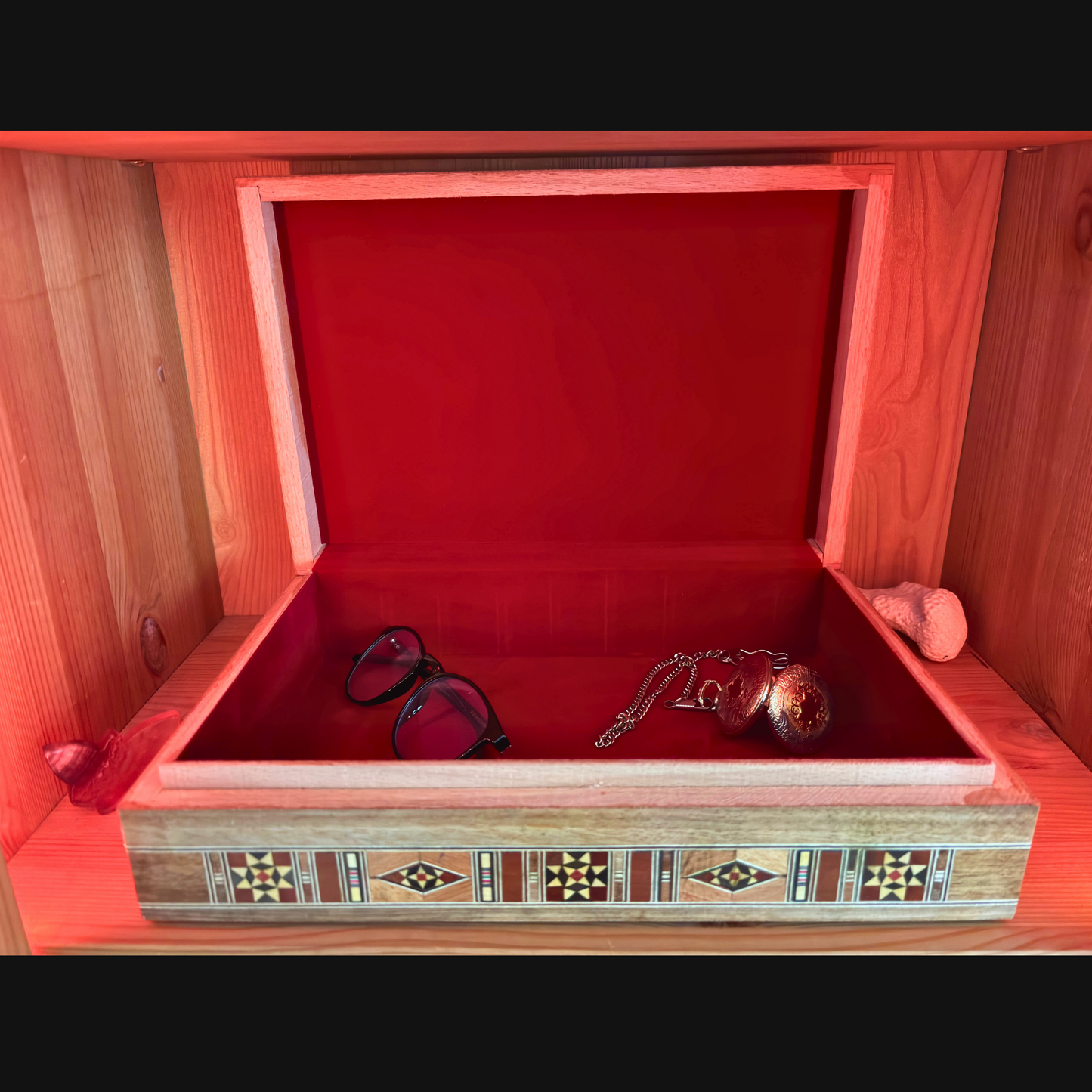 Damasceńska Szkatułka na Biżuterię i Pamiątki – Ręczne Rzemiosło