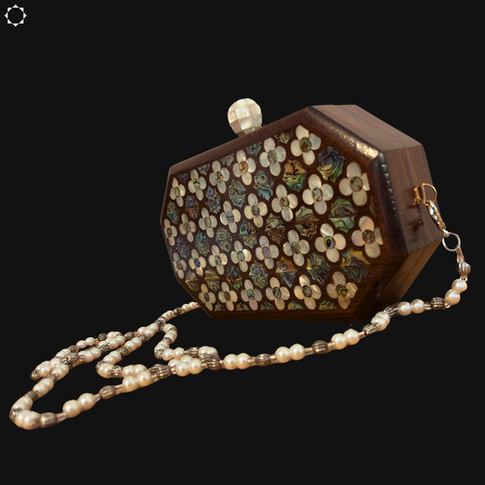 Güllerin Fısıltısı – Sedef Kakmalı Cevizden El Yapımı Şam Clutch Çantası, İnci Tesbih Zincirli