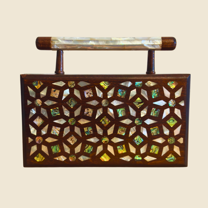 Yasmine – Luxe Damascene Clutch met Parelmoer & Brokaat Voering
