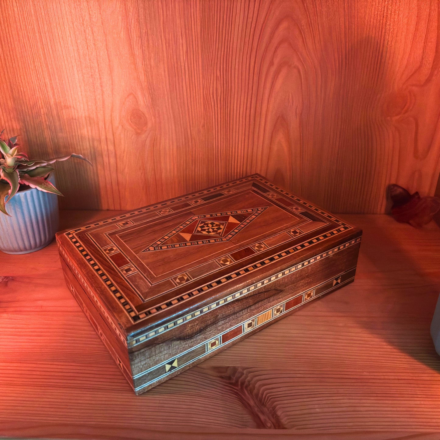 Damasceńska Drewniana Szkatułka – Ręcznie Wykonane Orientalne Rzemiosło