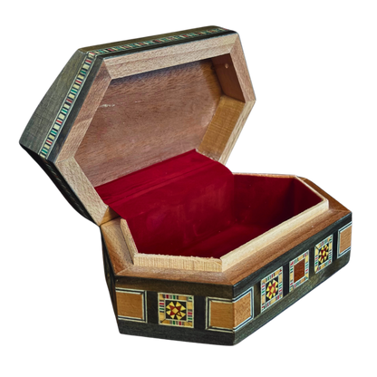 Luxe Damascene mozaïekdoos met echte parelmoerinleg en wijnrood fluwelen interieur.