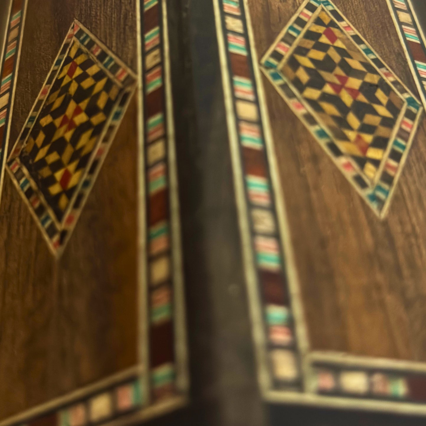 Portapenne Damaschino in Legno di Gaby Al Dayeh – Legni Naturali & Eleganza Artigianale