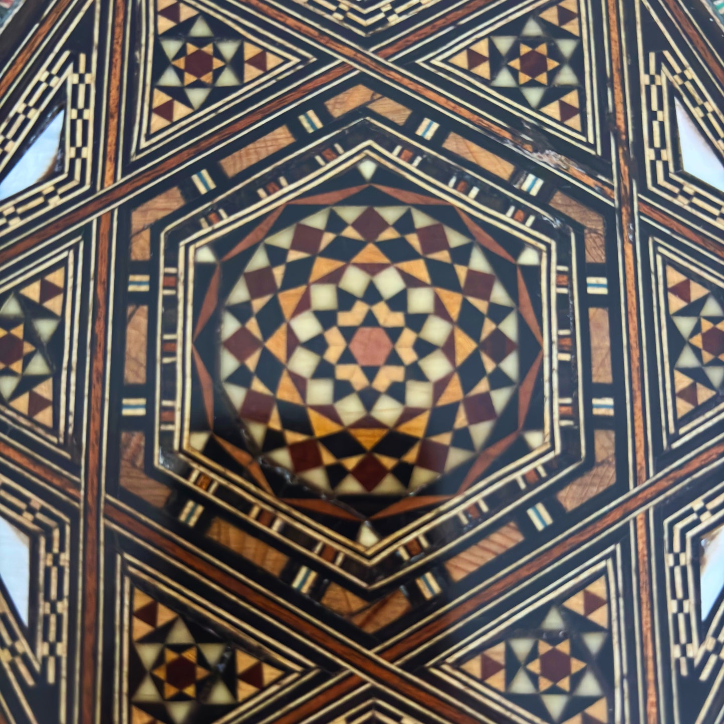 Caixa de Mosaico Damasquina Refinada do Mestre Gaby Al Dayeh – Madrepérola e Veludo