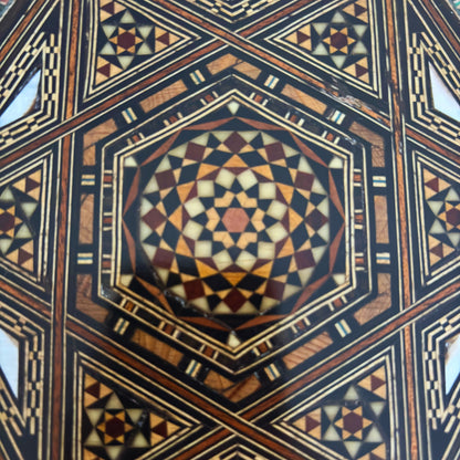 Caixa de Mosaico Damasquina Refinada do Mestre Gaby Al Dayeh – Madrepérola e Veludo
