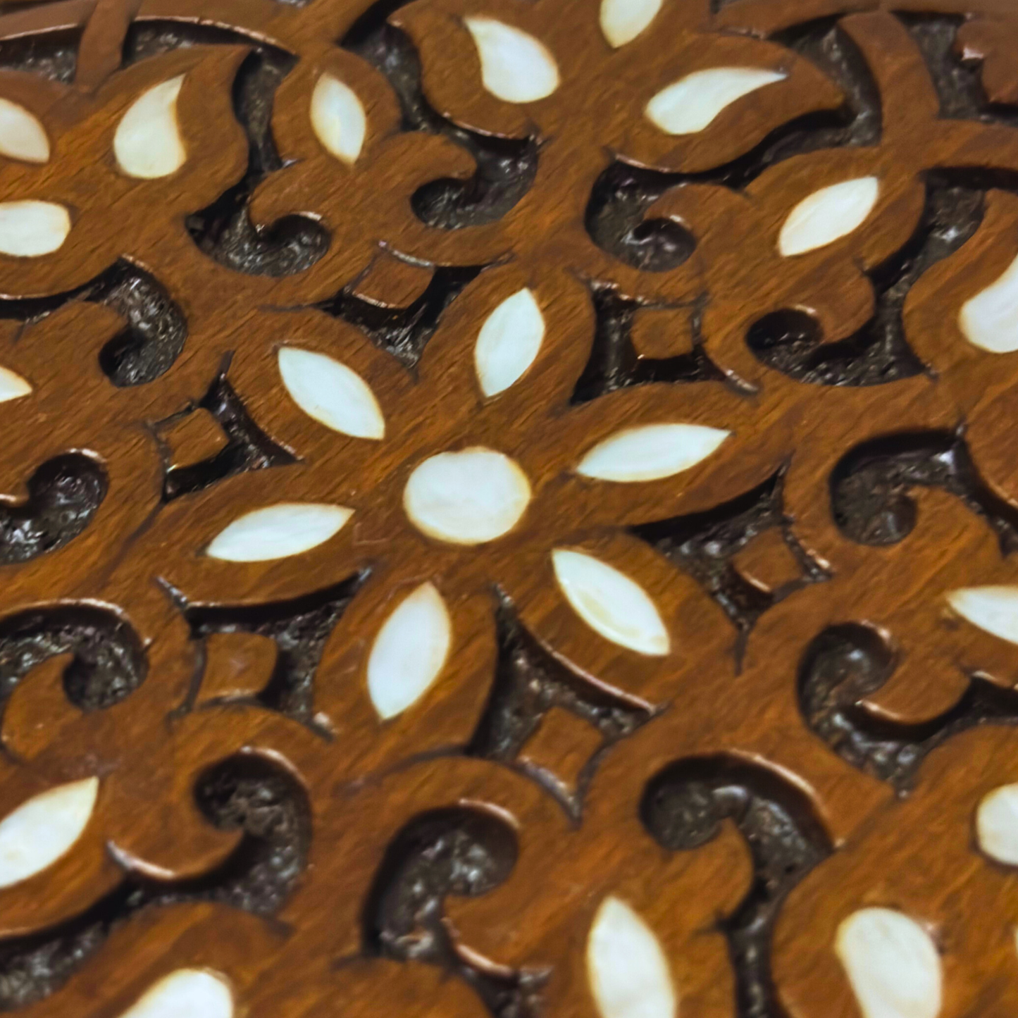 Luksusowa Ręcznie Rzeźbiona Szkatułka z Damaszku – Masa Perłowa & Aksamit