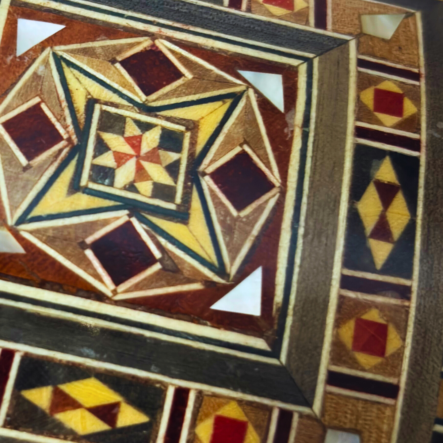 Caja de Mosaico Artesanal de Damasco – Arte Tradicional y Interior de Terciopelo