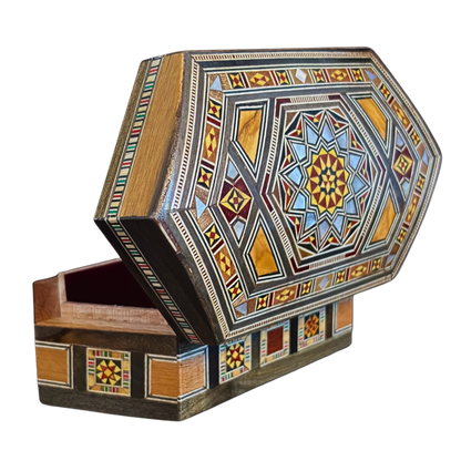 Luxe Damascene mozaïekdoos met echte parelmoerinleg en wijnrood fluwelen interieur.