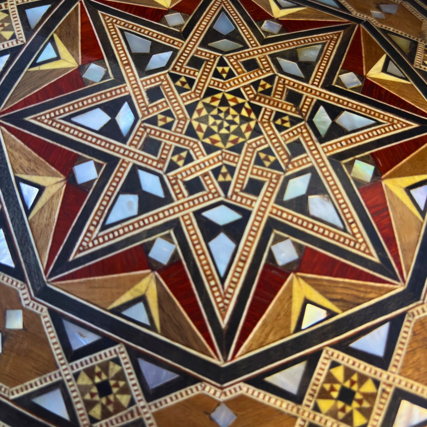 Scatola Artigianale in Mosaico Damasceno – Madreperla e Velluto