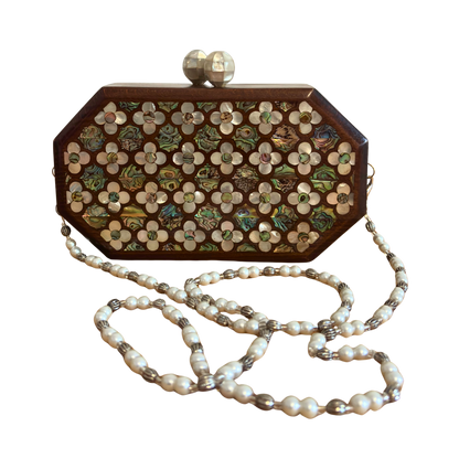 O Sussurro das Rosas – Bolsa Damasquina de Nogueira com Rosas em Madrepérola e Corrente de Pérolas
