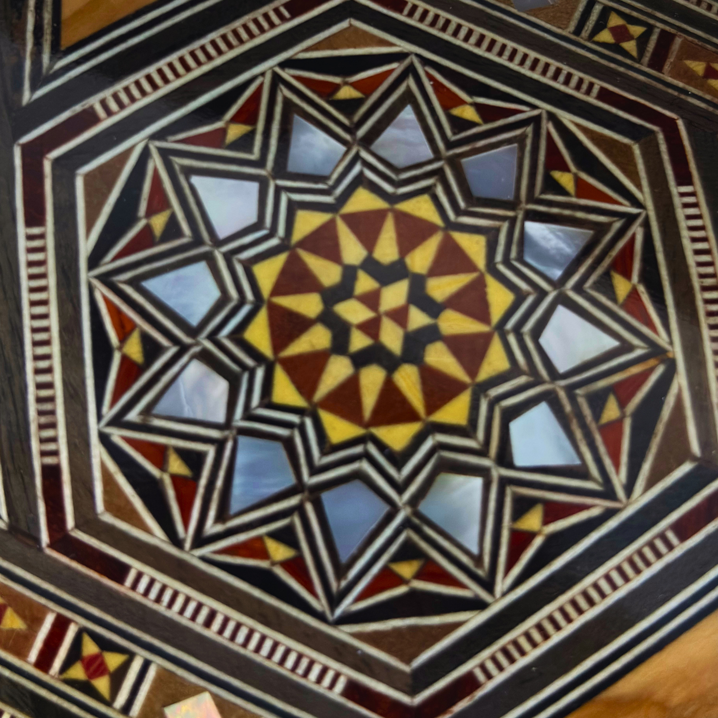 Luxe Damascene mozaïekdoos met echte parelmoerinleg en wijnrood fluwelen interieur.