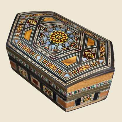 Luxe Damascene mozaïekdoos met echte parelmoerinleg en wijnrood fluwelen interieur.