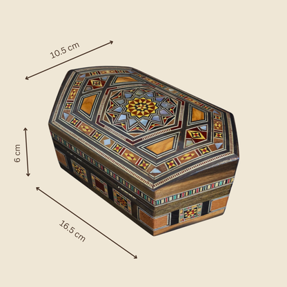 Luxe Damascene mozaïekdoos met echte parelmoerinleg en wijnrood fluwelen interieur.