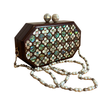 O Sussurro das Rosas – Bolsa Damasquina de Nogueira com Rosas em Madrepérola e Corrente de Pérolas
