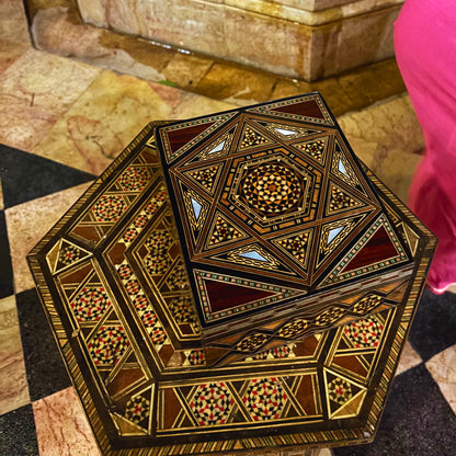 Caixa de Mosaico Damasquina Refinada do Mestre Gaby Al Dayeh – Madrepérola e Veludo