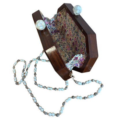 O Sussurro das Rosas – Bolsa Damasquina de Nogueira com Rosas em Madrepérola e Corrente de Pérolas