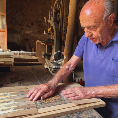 صندوق موزاييك دمشقي فاخر من إبداع المعلم غابي الدايه – مطعّم بالصدف ومبطن بالمخمل
