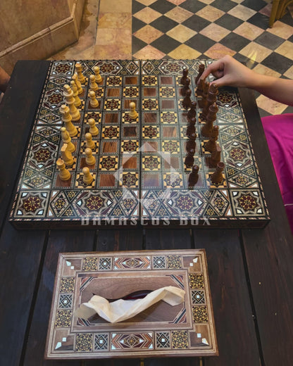 Table de Backgammon et d’Échecs Damasquinée Faite à la Main par Gaby Al Dayeh – Chef-d’Œuvre Incrusté de Nacre
