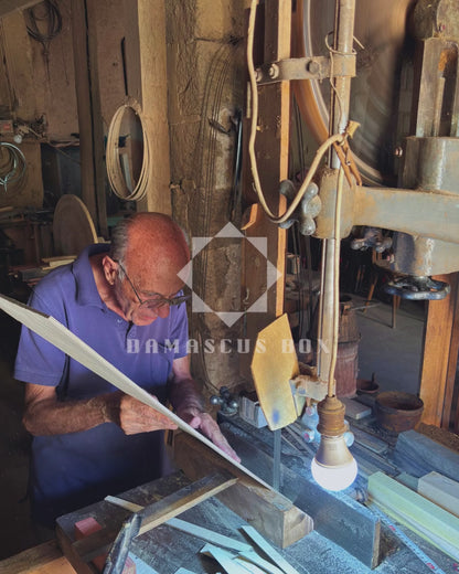 صندوق موزاييك دمشقي فاخر من إبداع المعلم غابي الدايه – مطعّم بالصدف ومبطن بالمخمل