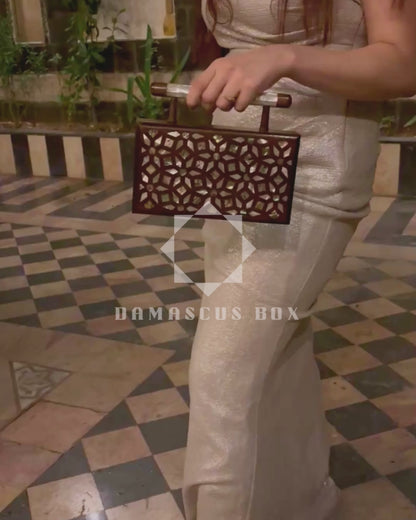 Zenobia – Luxe Damascene Clutch in Notenhout met Parelmoer Inleg & Brokaat Voering